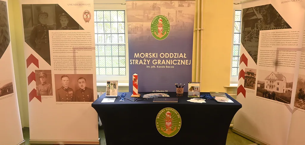 Stoisko Morskiego Oddziału Straży Granicznej i plansze wystawy z historycznymi fotografiami funkcjonariuszy