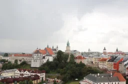 Zabytkowe Stare Miasto w Lublinie widziane z zamku: dachy kamienic i wieże kościołów