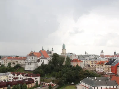 Zabytkowe Stare Miasto w Lublinie widziane z zamku: dachy kamienic i wieże kościołów