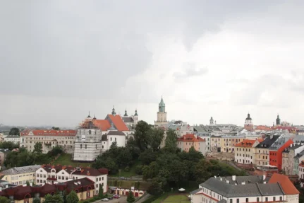 Zabytkowe Stare Miasto w Lublinie widziane z zamku: dachy kamienic i wieże kościołów
