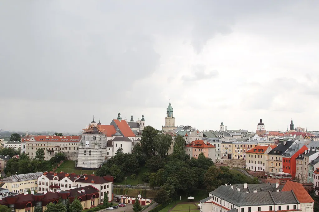 Zabytkowe Stare Miasto w Lublinie widziane z zamku: dachy kamienic i wieże kościołów
