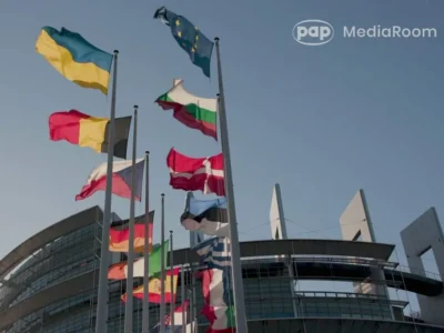 Flagi państw przed budynkiem Parlamentu Europejskiego w Strasburgu