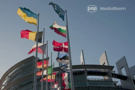Flagi państw przed budynkiem Parlamentu Europejskiego w Strasburgu