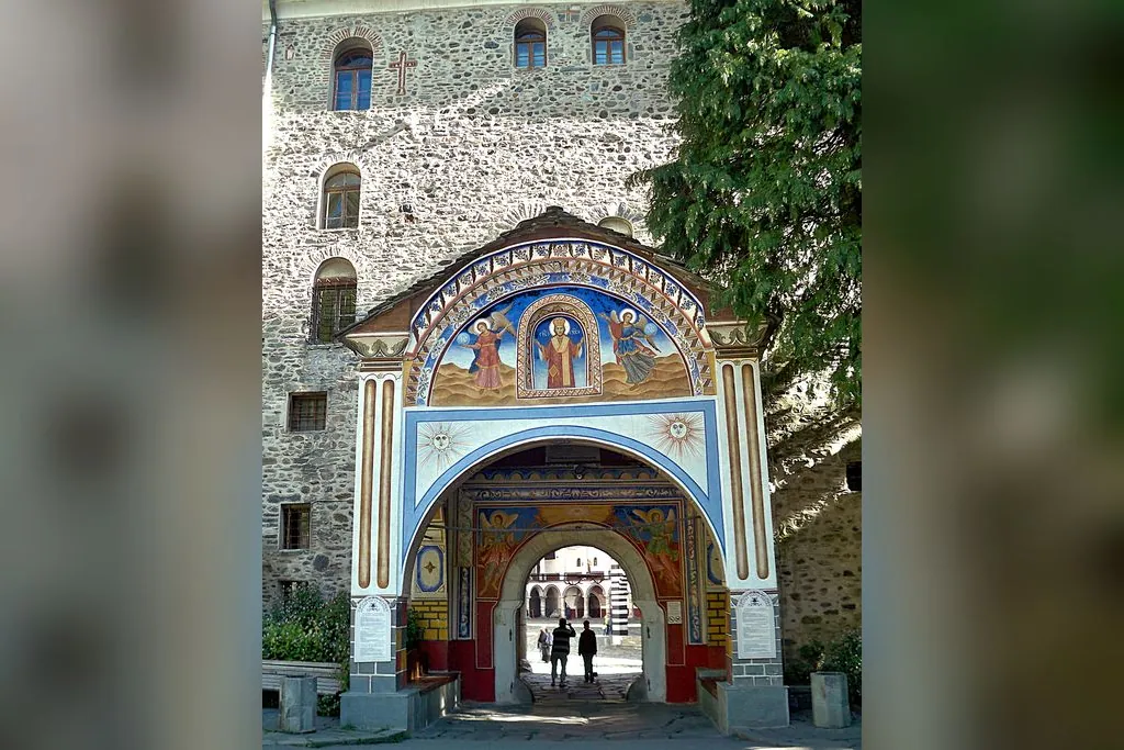 Brama wejściowa do Monastyru Rylskiego ze freskiem w lunecie: pośrodku Chrystus, po bokach dwaj aniołowie