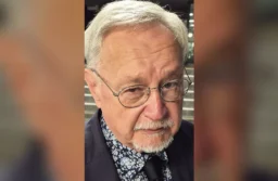 Prof. Selim Chazbijewicz, starszy mężczyzna w okularach, z siwą brodą, w granatowej marynarce i koszuli w kwiaty