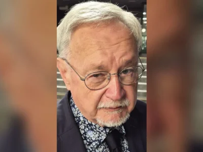 Prof. Selim Chazbijewicz, starszy mężczyzna w okularach, z siwą brodą, w granatowej marynarce i koszuli w kwiaty