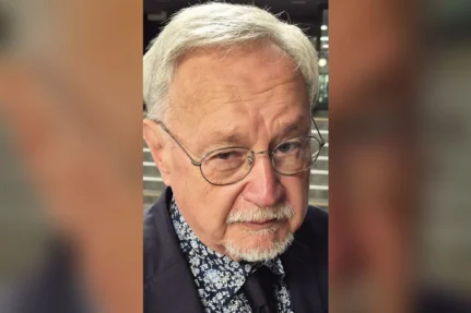 Prof. Selim Chazbijewicz, starszy mężczyzna w okularach, z siwą brodą, w granatowej marynarce i koszuli w kwiaty