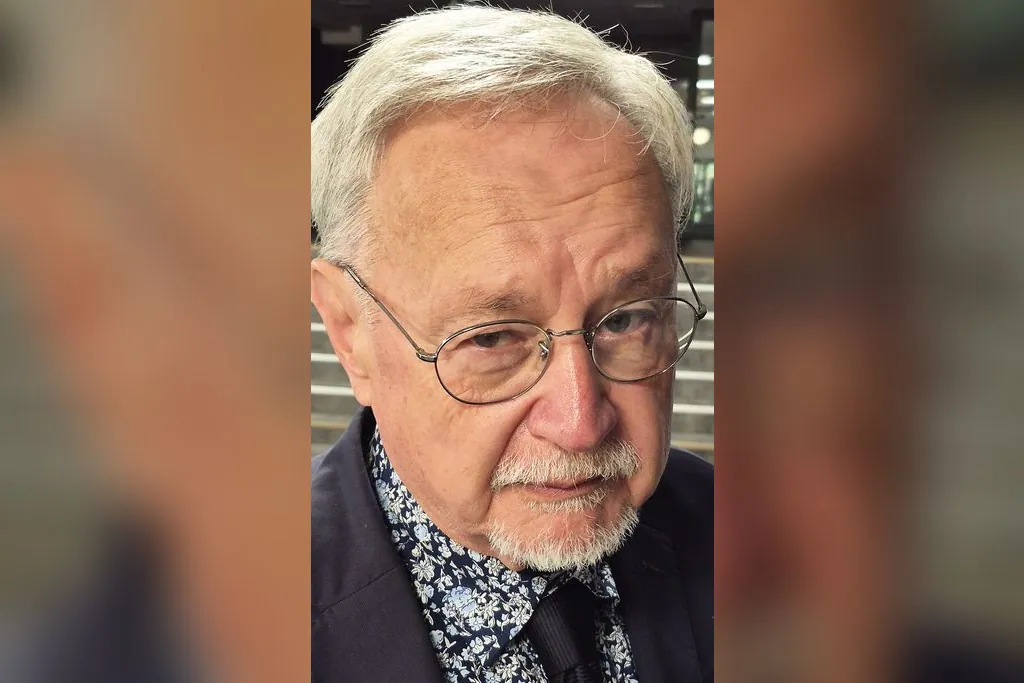 Prof. Selim Chazbijewicz, starszy mężczyzna w okularach, z siwą brodą, w granatowej marynarce i koszuli w kwiaty